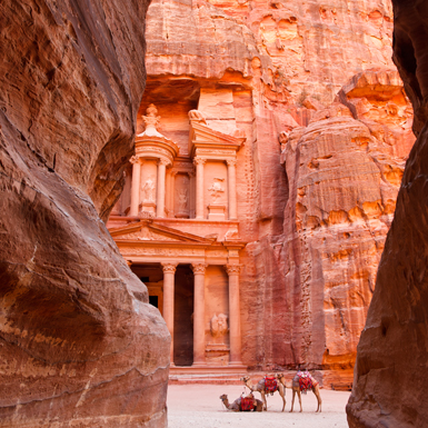 kameler och ingången till Petra som ligger insprängd i en klippa