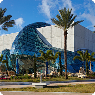Dalí Museumet, en byggnad med en glasentré som ringlar sig upp på taket